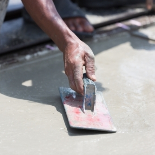Medarbejder udfører betonarbejde og glitning af våd beton på Fyn