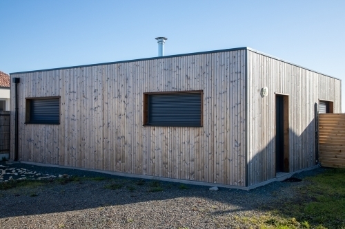 Nybyggeri i Trekantsområdet med træbeklædning og moderne facade