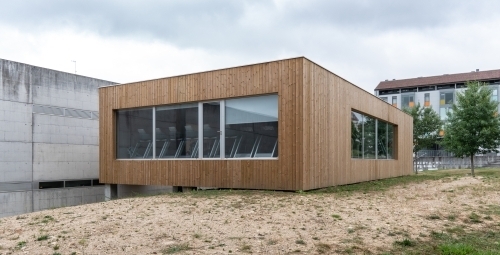 Moderne tilbygning på Fyn med træfacade og store vinduespartier