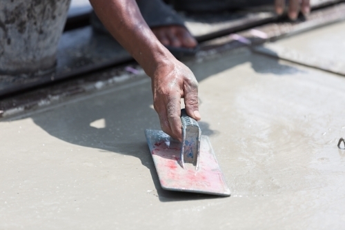 Medarbejder udfører betonarbejde og glitning af våd beton på Fyn