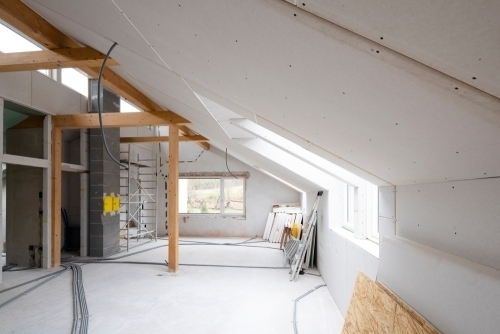 Tilbygning og indvendig renovering i Bogense med loftsvinduer og åbent rum